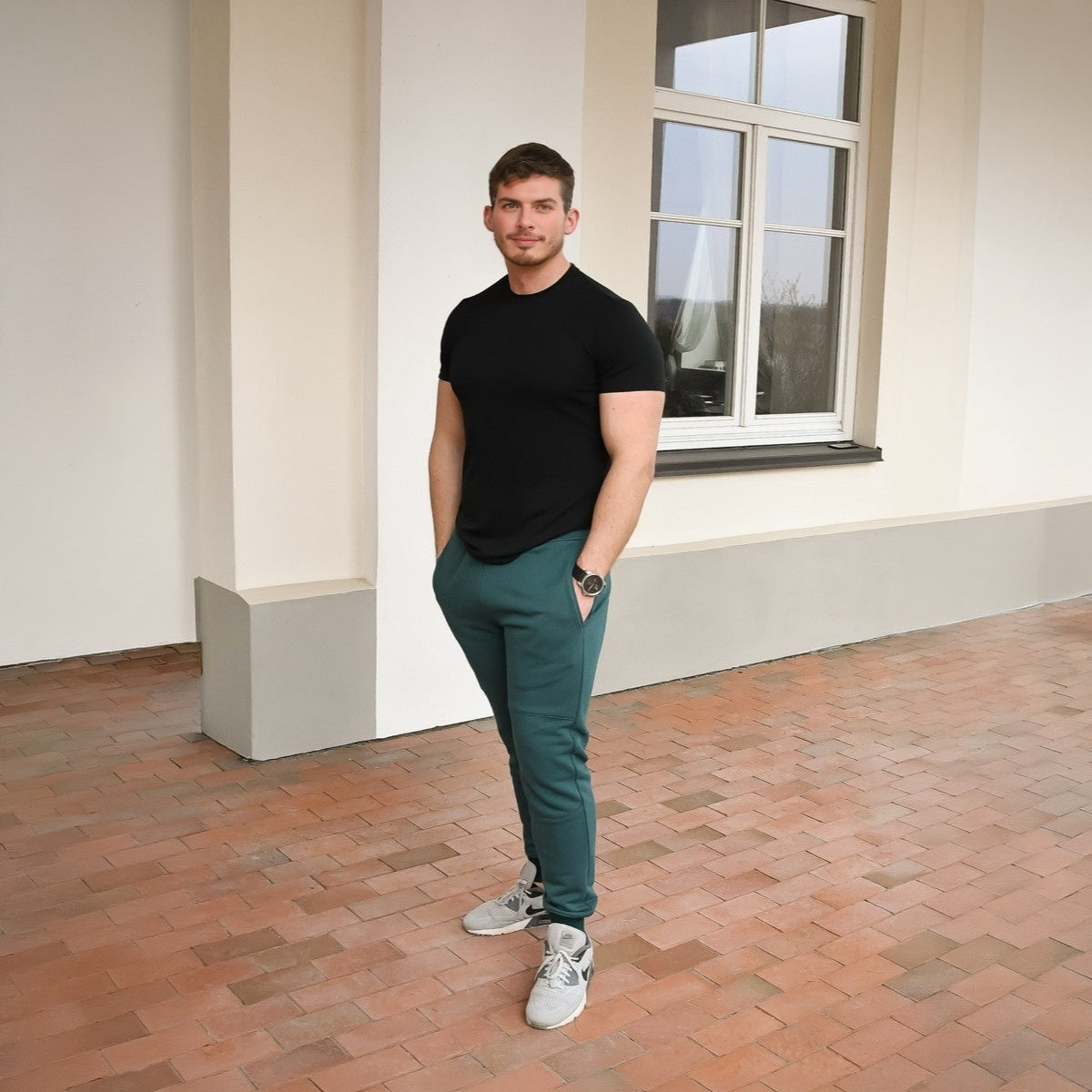 Žalios spalvos laisvalaikio kelnės vyrams JOMILIS. Kelnės su giliomis kišenėmis ir medvilnės virvele.