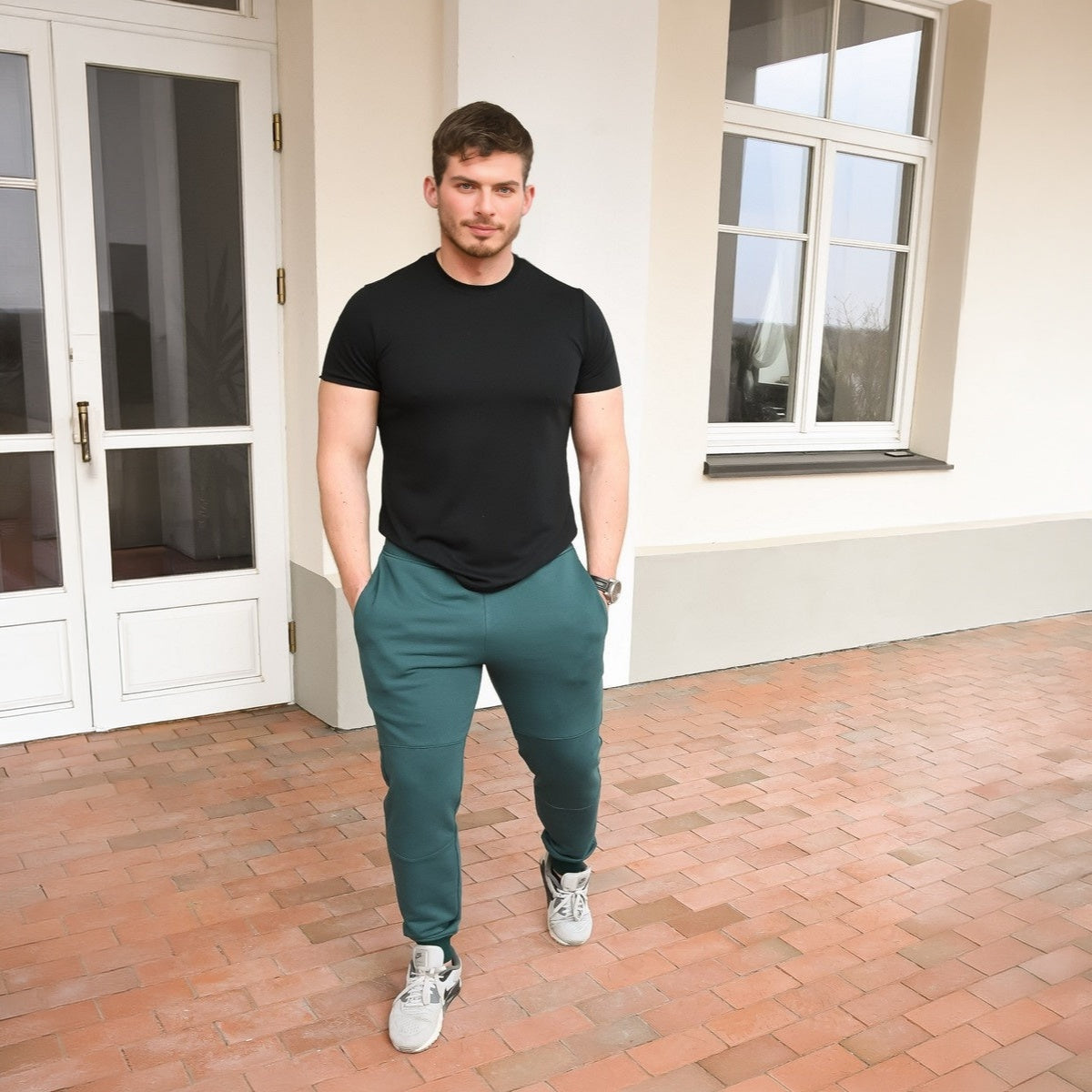 Žalios spalvos laisvalaikio kelnės vyrams JOMILIS. Kelnės su giliomis kišenėmis ir medvilnės virvele.