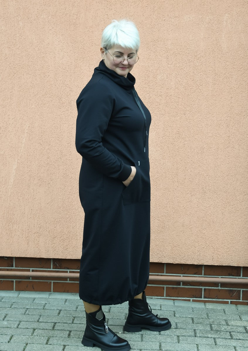 Juoda ilga suknelė didelių dydžių pagaminta Lietuvoje 