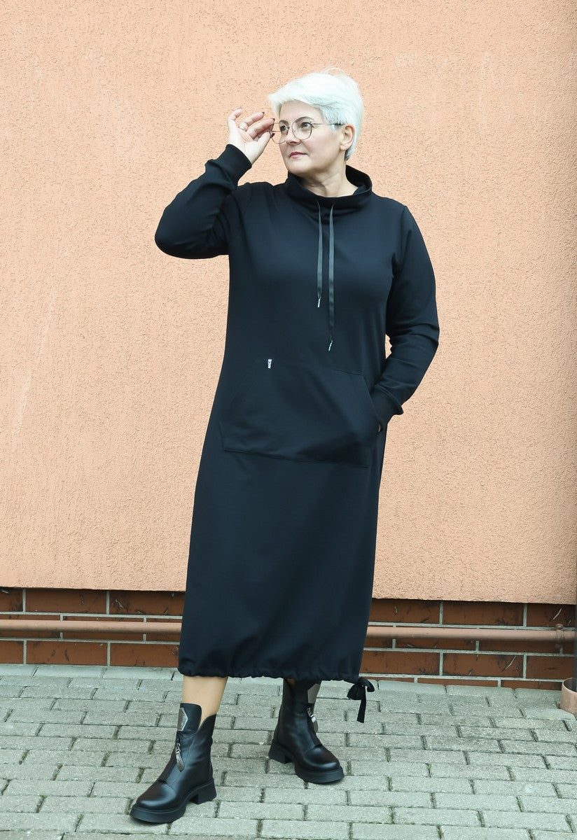 Juodos spalvos ilga suknelė LINA. Paaukštintu kaklu, su kišenėmis
