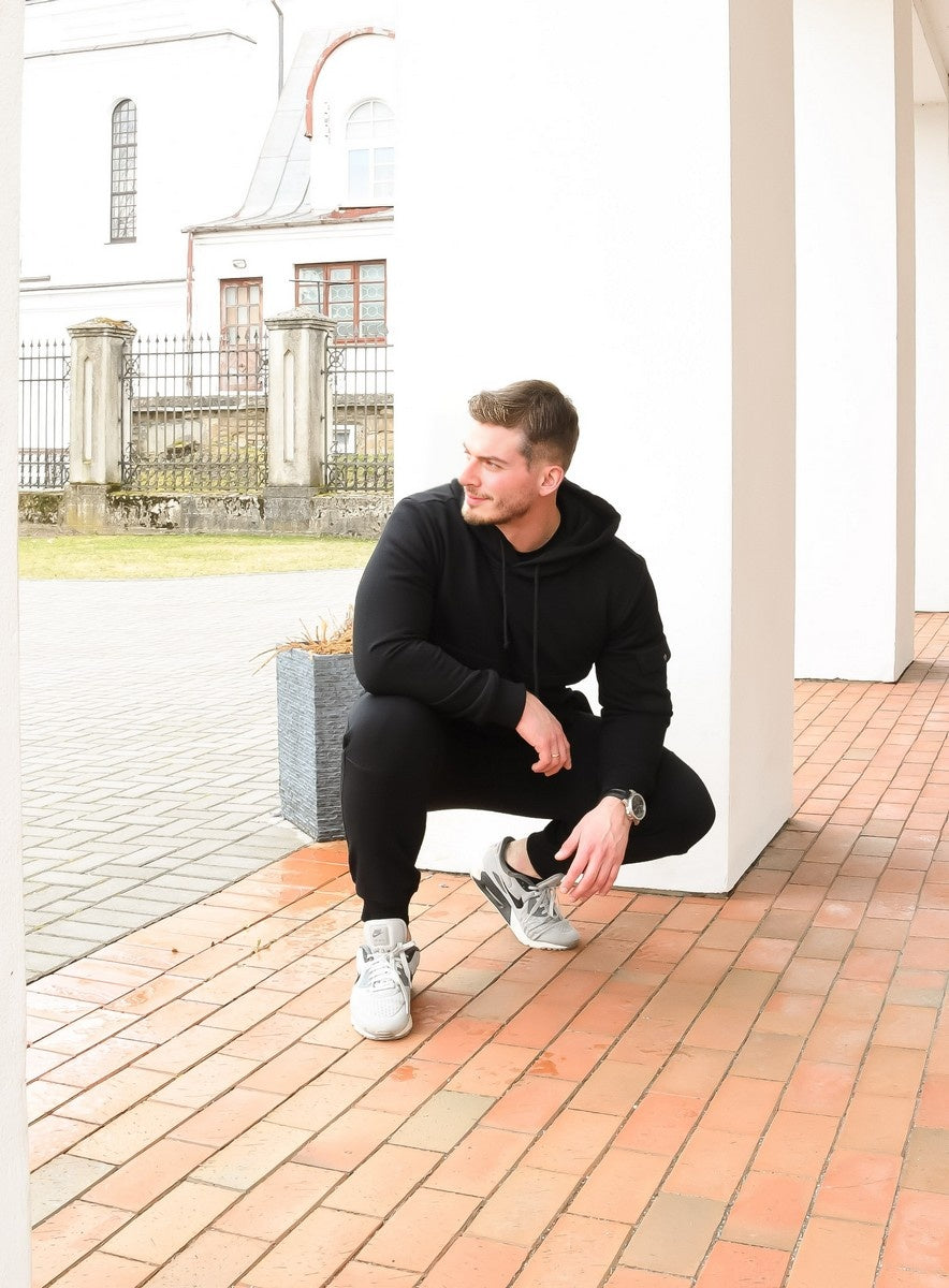 Juodos spalvos laisvalaikio kostiumas vyrams. Džemperis su gobtuvu, kelnės su kišenėmis