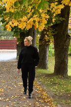 Juodos spalvos laisvalaikio kostiumas su pūkeliu moterims GRETA. Džemperis su golfo kaklu.