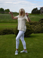 Natūralios lino spalvos lininė palaidinė moterims JUSTINA. Apvalia iškirpte, trumpomis rankovėmis, dekoruota sagomis.