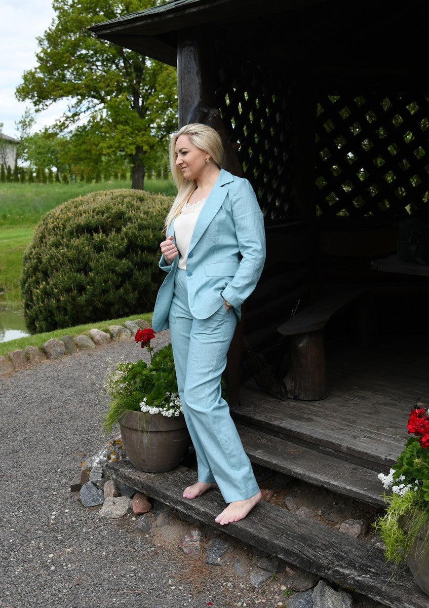 Žydros spalvos lininis kostiumėlis moterims AISTĖ. Elegantiškas, dviejų dalių: klasikinis švarkas ir kelnės su kišenėmis.